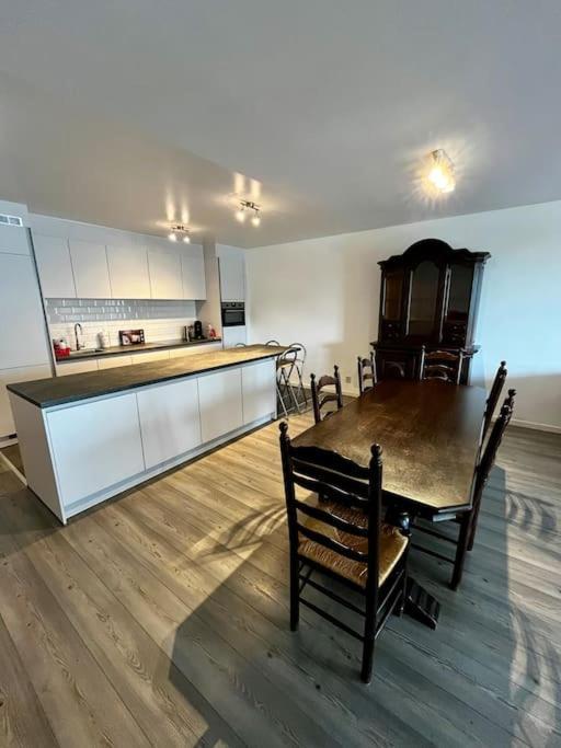 Big Apartment With Parking In Антверпен Экстерьер фото
