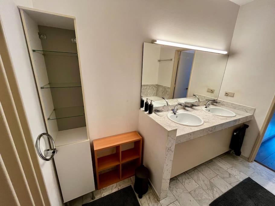 Big Apartment With Parking In Антверпен Экстерьер фото