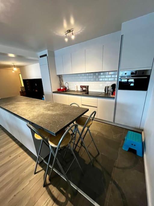 Big Apartment With Parking In Антверпен Экстерьер фото