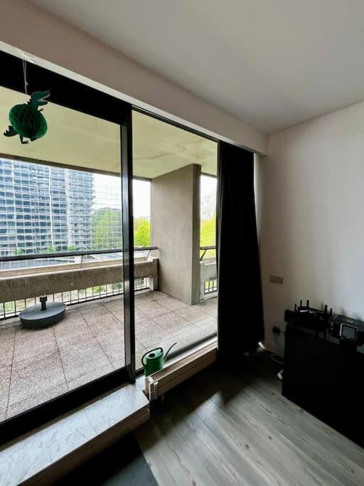 Big Apartment With Parking In Антверпен Экстерьер фото