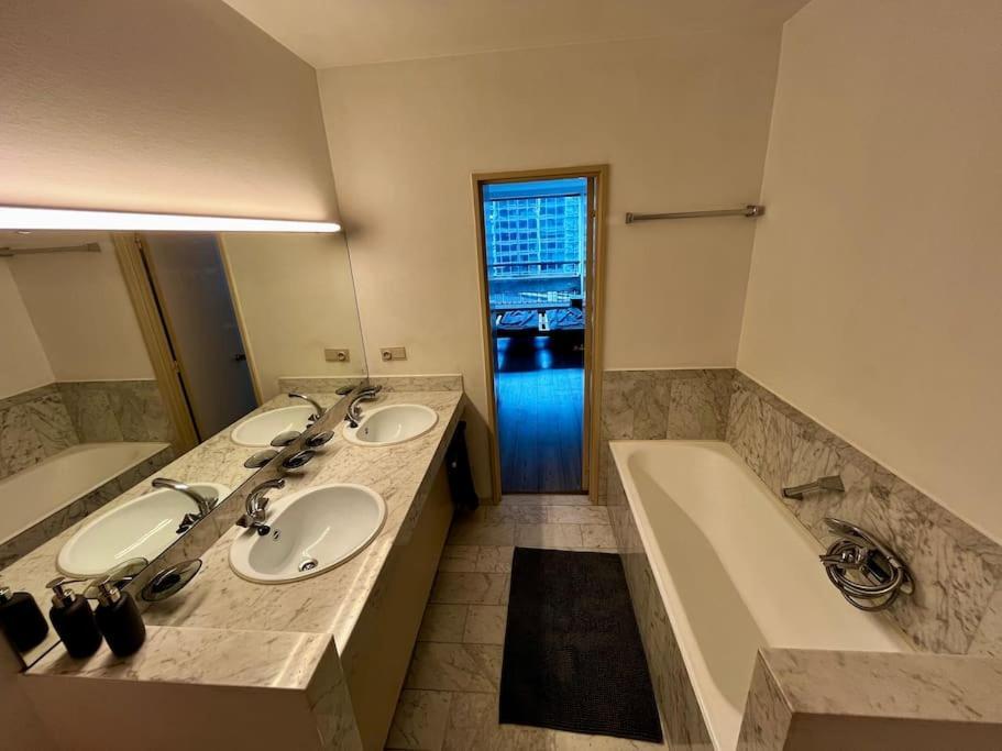 Big Apartment With Parking In Антверпен Экстерьер фото